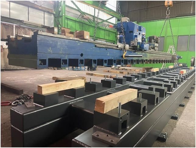 WIAP Umbau Safop CNC-Drehmaschine: Bild 6: Das Oberbett wird auf das Unterbett gestellt und anschliessend auf die 50 Befestig