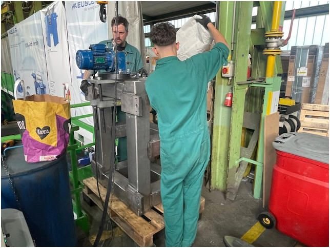 WIAP Umbau Safop CNC-Drehmaschine: Bild 7: Auch die Hauptspindel‑Motorkonsole wird mit Füllstoff gefüllt.
