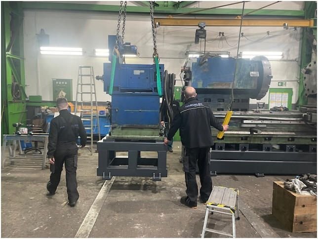 WIAP Umbau Safop CNC-Drehmaschine: Bild 9: Der ganze Spindelmotor mit der Unterkonsole wird jetzt zur Maschine gebracht.