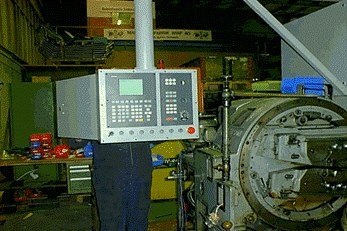 WIAP Umbau: Alte, konventionelle Zahnrad-Hobelmaschine: Anbau der neuen CNC-Steuerung an die Maschine.