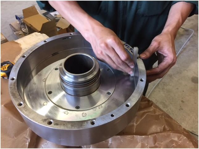 WIAP Futterreparatur Schunk: Mit dem feinen Abziehstein die Erhöhungen abgezogen, dass kein Anfressen oder Dichtungszer