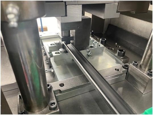 WIAP Umbau CNC-Stanzmaschine: Bild 6: Hier der Rohling der Zahnstangen vor in der Startposition