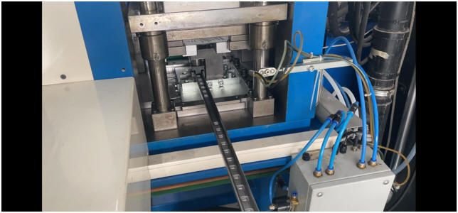 WIAP Umbau CNC-Stanzmaschine: Bild 7: Hier das Fertigteil, das hinten gestanzt aus der Maschine kommt. Im zehntel mm Ber
