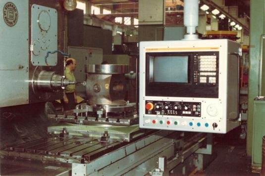 WIAP Umbau Starrag Fräsmaschine: Diese CNC Steuerung wurde beim Maschinenhersteller angebaut, weil sie selber mit der CNC Art nicht so vertraut