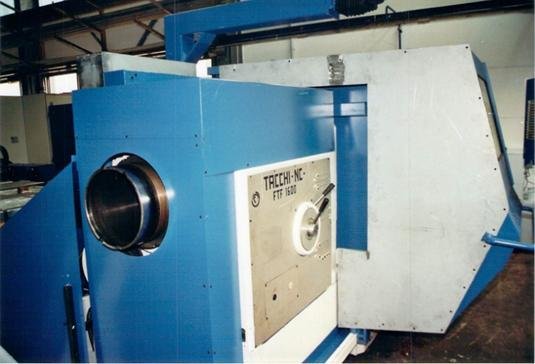 WIAP Umbau Tacchi CNC-Drehmaschine: Die Maschine hat auch eine grosse Spindelbohrung wie eine Ölfeld Drehmaschine.