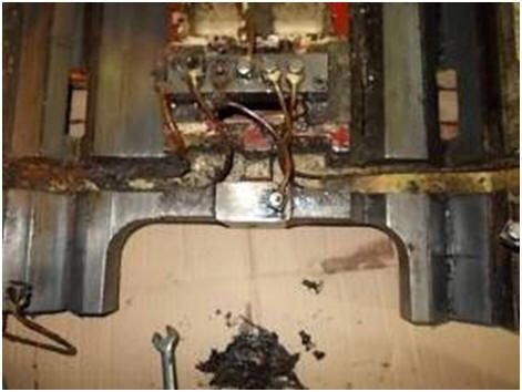 WIAP Reparatur Tur Drehmaschine: Bild 7: Der Kreuzschlitten unten, viel Schmutz.