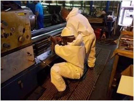 WIAP Reparatur Tur Drehmaschine: Bild 9: UVEC Schutzanzüge sind in Angola Pflicht. Ohne diese darf nicht mit Diesel gereini