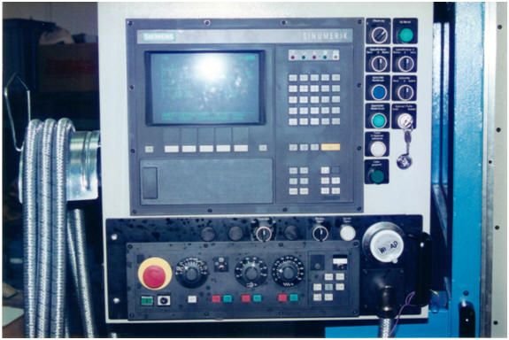 WIAP Umbau Sinumerik 810 820: Bild 3.2 CNC Steuerung an WIAP Drehmaschine WIAP DM 4C, Bedienpanel einzeln entfernbar für