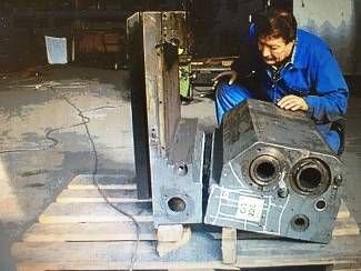 WIAP Umbau Walzendrehmaschine Bank: Bild 3.4: Die Walzendrehmaschine MFD war schwer. Hier konnte der Vorschub Getriebe Kasten,