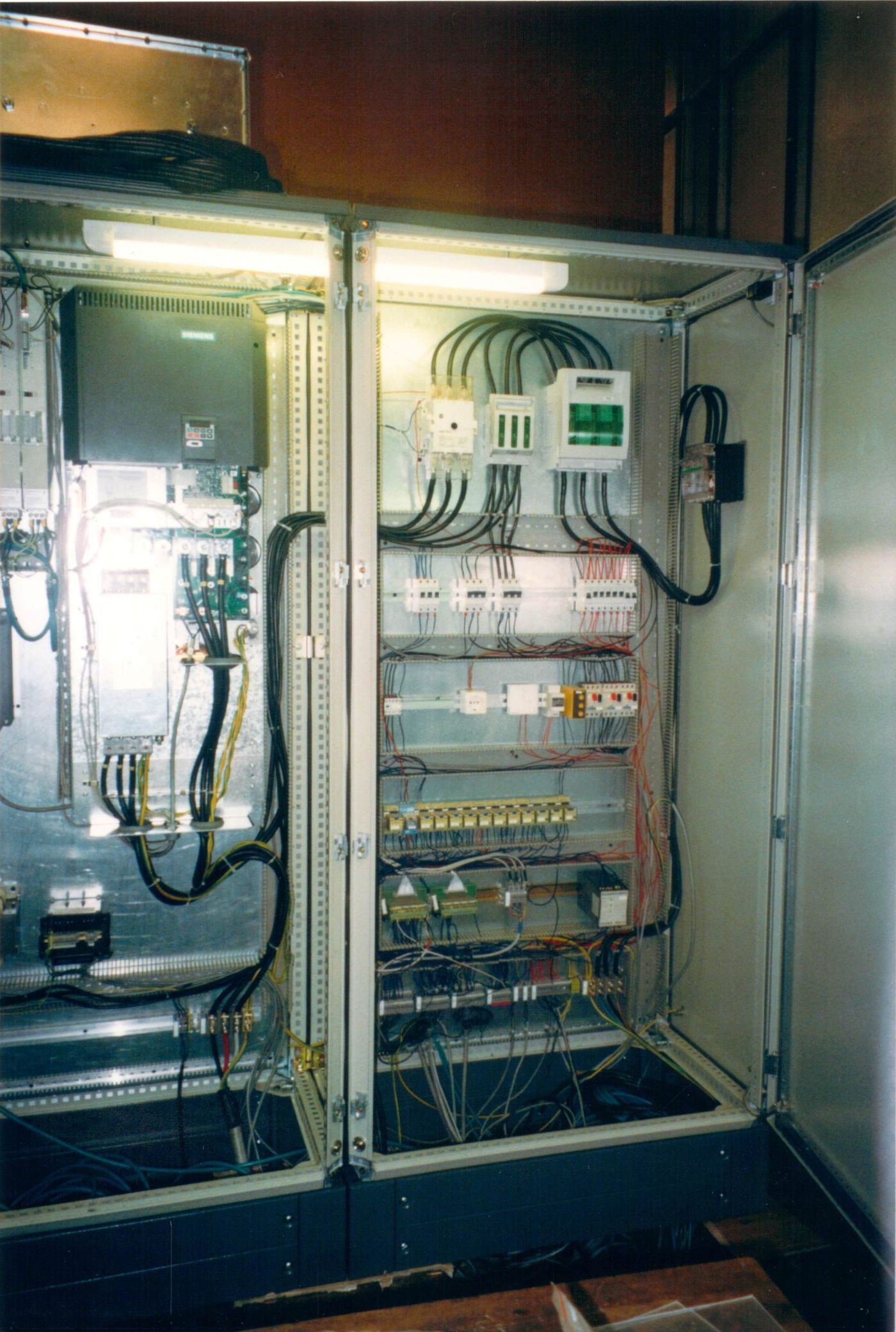 WIAP Umbau Walzendrehmaschine Herkules MFD: Der gesamte elektrische Teil wurde komplett erneuert. Alle, nicht wie die alten mit 220 Volt versorgten Schalt