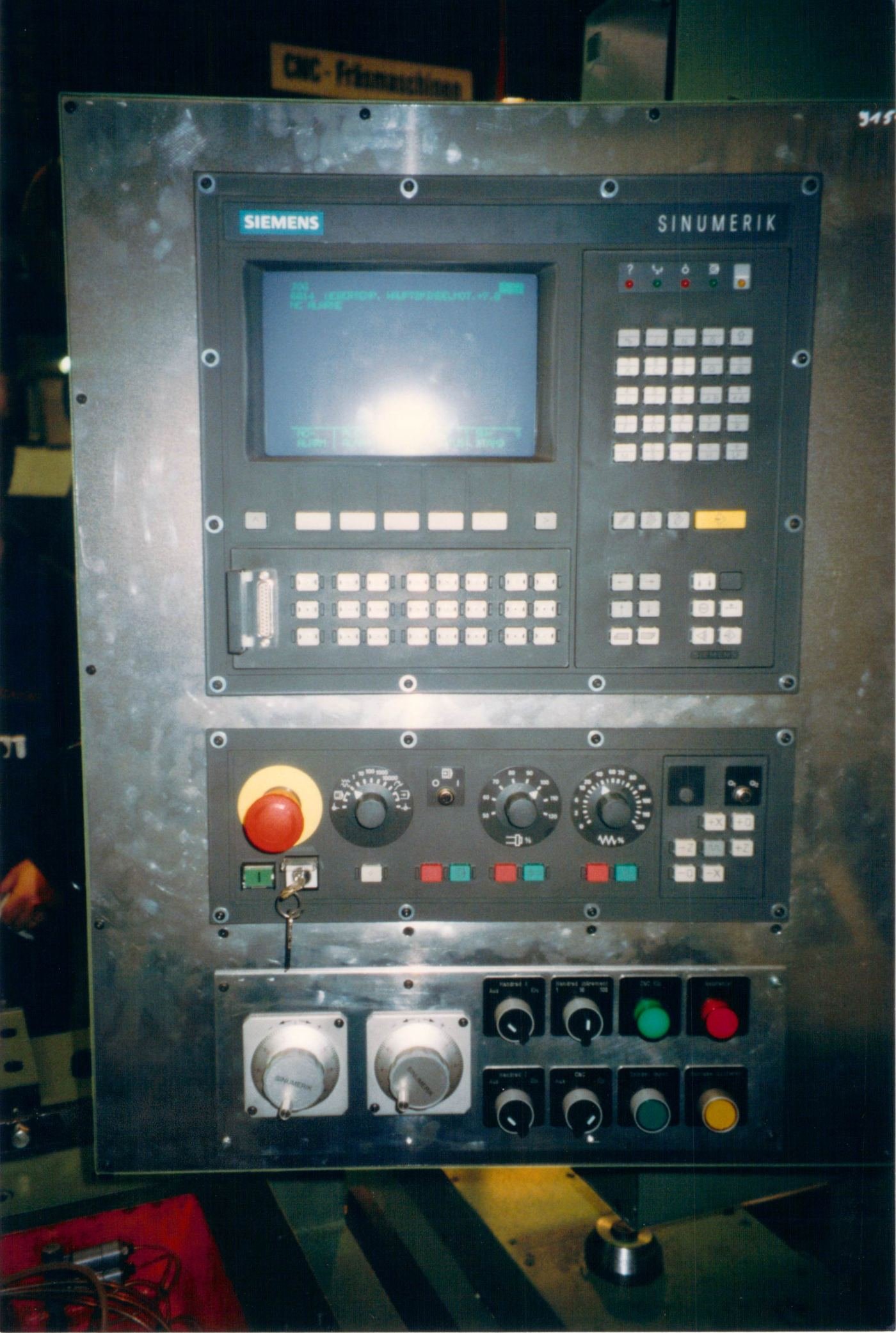 WIAP Umbau Walzendrehmaschine Herkules MFD: Die CNC Steuerung Sinumerik 810T war für die Operateure leicht bedienbar gemacht. Fast keine Schalter waren nö