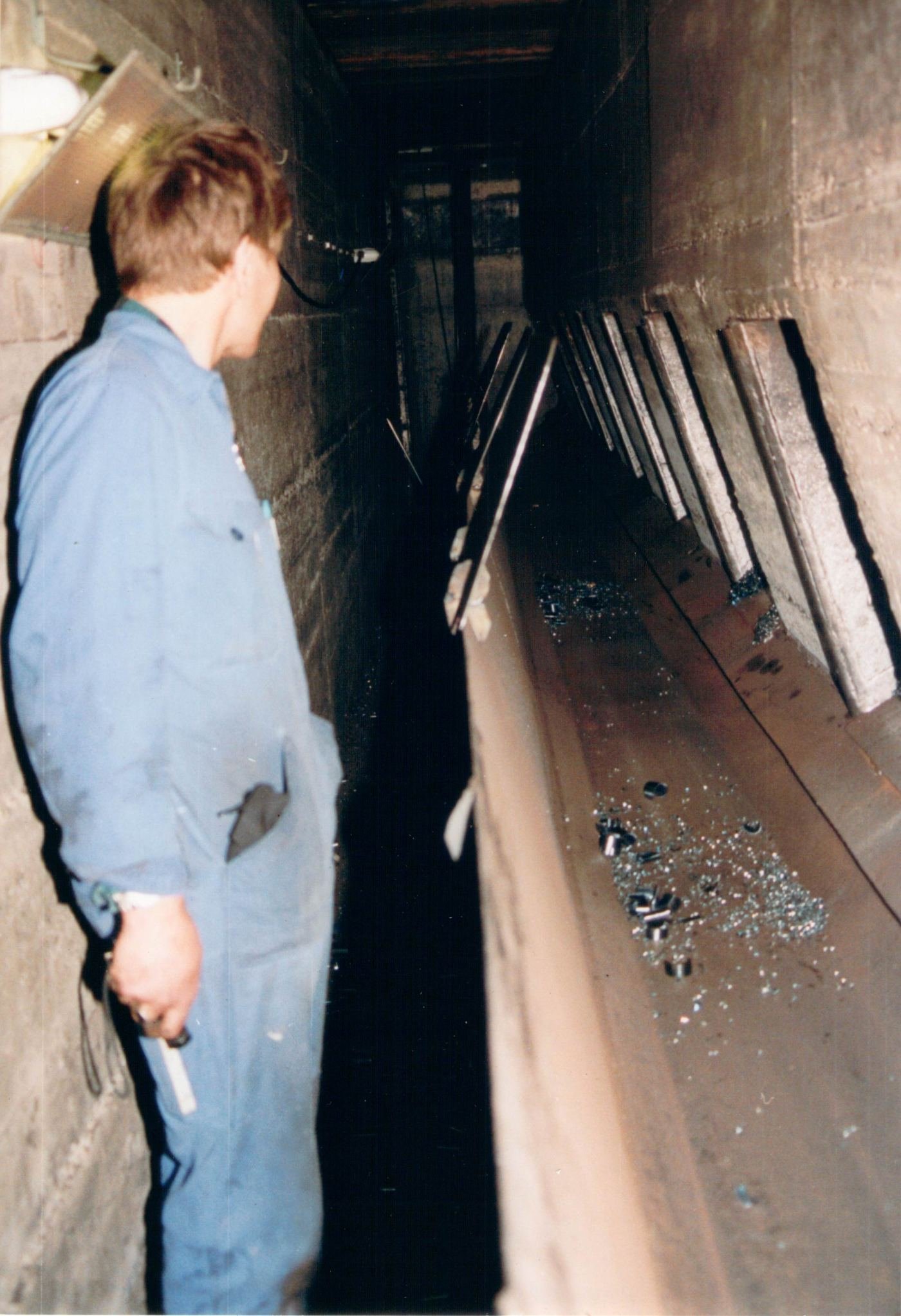 WIAP Umbau Walzendrehmaschine MFD: Unter der Maschine ist der Späneschacht. Mit 220 KW und dem grossen Drehmoment werden hier Späne, so gross wie