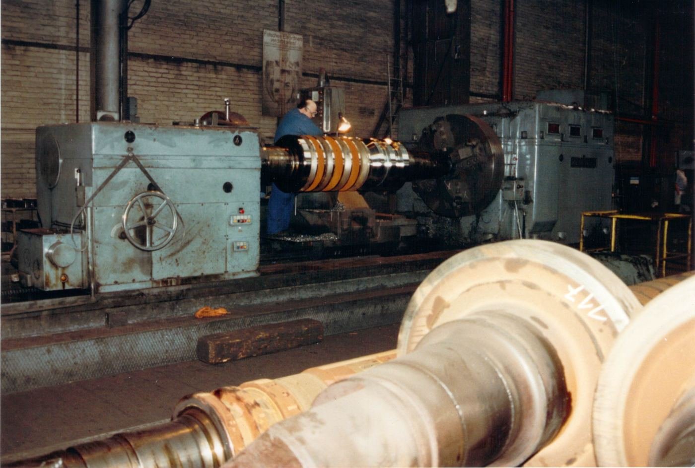 WIAP Umbau Walzendrehmaschine MFD: Hier noch einmal die Walzendrehmaschine vor der Demontage