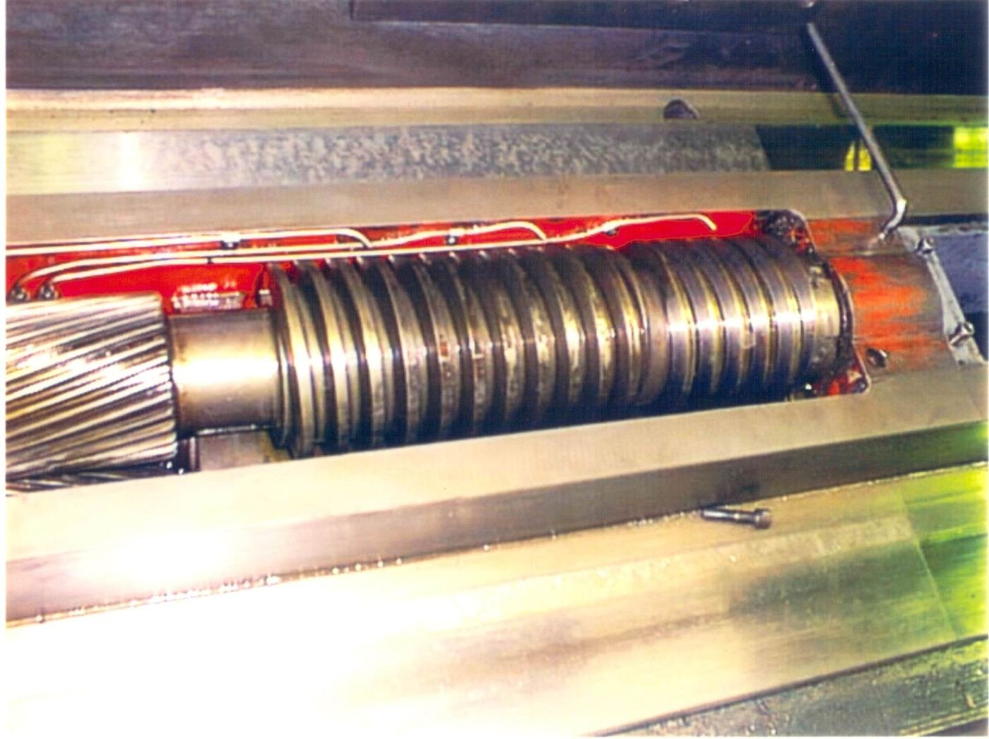 WIAP Umbau Walzendrehmaschine MFD: Diese Längsschlitten Schneckenwelle war im mm Bereich ausgelaufen. Nach der Revision wieder im 0.1 mm Bereich 