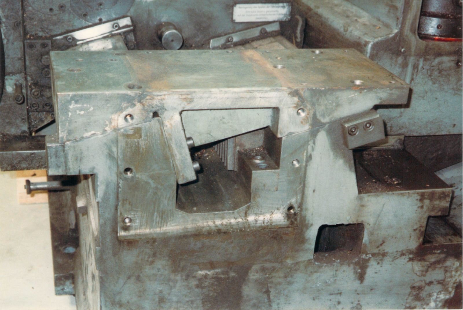 WIAP Umbau Walzendrehmaschine: Guter, schwerer Guss, damit die Maschine nicht in Eigenresonanz kommt