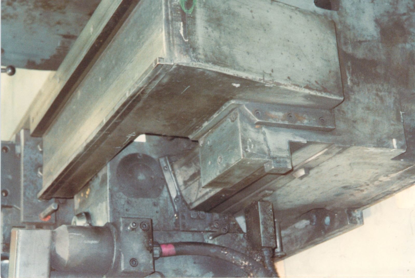 WIAP Umbau Walzendrehmaschine: Die Unterschlitten-Konstruktion musste für die Kugelrollspindeln in X- und Z-Achse umkonstruiert werden (80 x 10 mm)