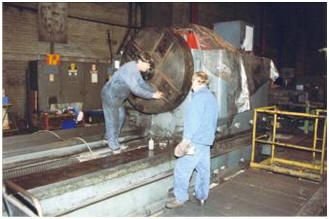 WIAP Umbau Walzendrehmaschine WDK 850: Bild 3.1 Zerlegung der 150 Tonnen Maschine war teurer, als vor Ort zu revidieren.