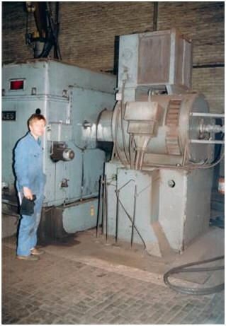WIAP Umbau Walzendrehmaschine WDK 850: Bild 4.3 Der Spindelstock ist fast so gross wie ein Kinderzimmer. Der 220 KW Motor sehr kr
