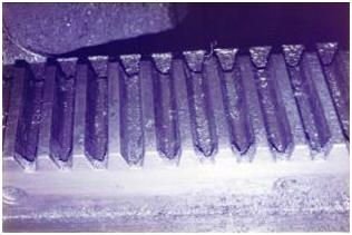 WIAP Umbau Walzendrehmaschine WDK 850: Bild 4.6 Die Zahnstange der Z-Achse war über 150 mm hoch. Ausgebrochene Zähne; 3 Zahnstang