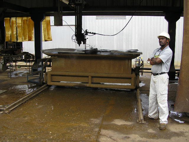 WIAP Wasserstrahlmaschine JetCut: Der Operateur, der als Erster lernte, mit der neuen CNC zu arbeiten. Stolz, wie er ist. Er