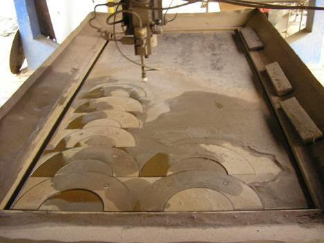 WIAP Wasserstrahlmaschine JetCut: Hier der Arbeitsplatz der Wasserstrahlmaschine. Es können Platten 3 x 4 Meter bearbeitet w