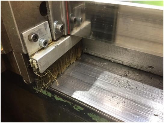 WIAP Service Weippert CNC-Drehmaschine: Bild 9: Zusätzlich zu den Abstreifern, Bürsten helfen die Lebensdauer der Abstreifer zu ve