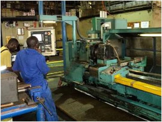 Reparatur und Service Weisser CNC-Drehbank mit Wartung