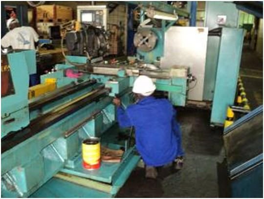 WIAP Reparatur Weisser CNC-Drehbank: Bild 4: Es wird alles vorbereitet, um den Schlitten abzuheben. Untergriffe weg. Kugelrolls