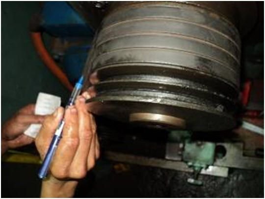 WIAP Reparatur Weisser CNC-Drehbank: Bild 7: Die Keilriemen des Spindelmotors sehen auch nicht mehr gut aus. Sie wurde in der U