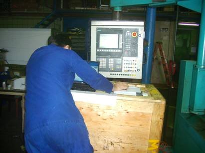 WIAP Umbau Weisser CNC-Drehmaschine: Hier ist man am PLC Programmieren mit dem Lap Top.