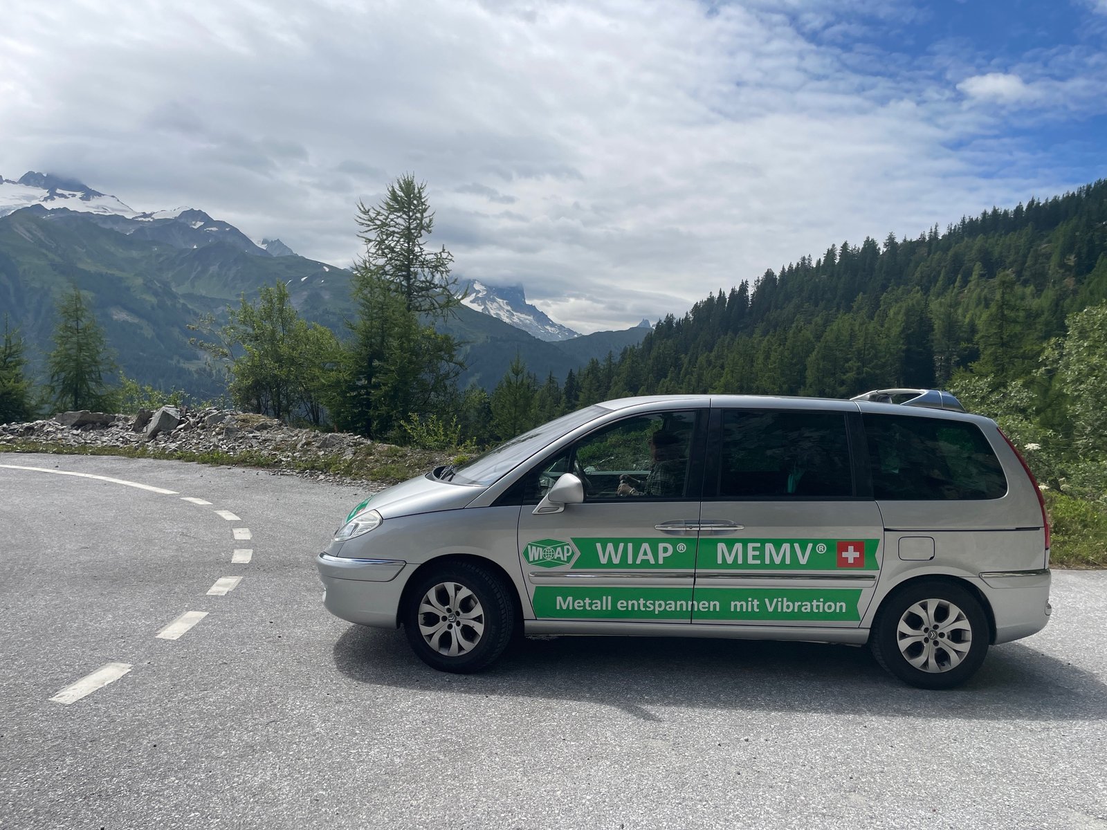 WIAP MEMV Auto vor dem Mont-Blanc-Massiv