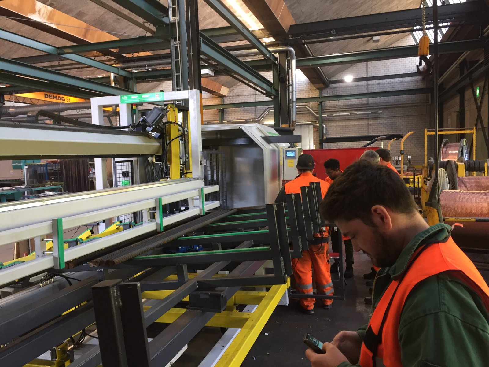 Bild 2: Sven Widmer bei der Geräuschmessung neben der Automation der WIAP DM3S mit HLV40 Hilfsladevorrichtung.