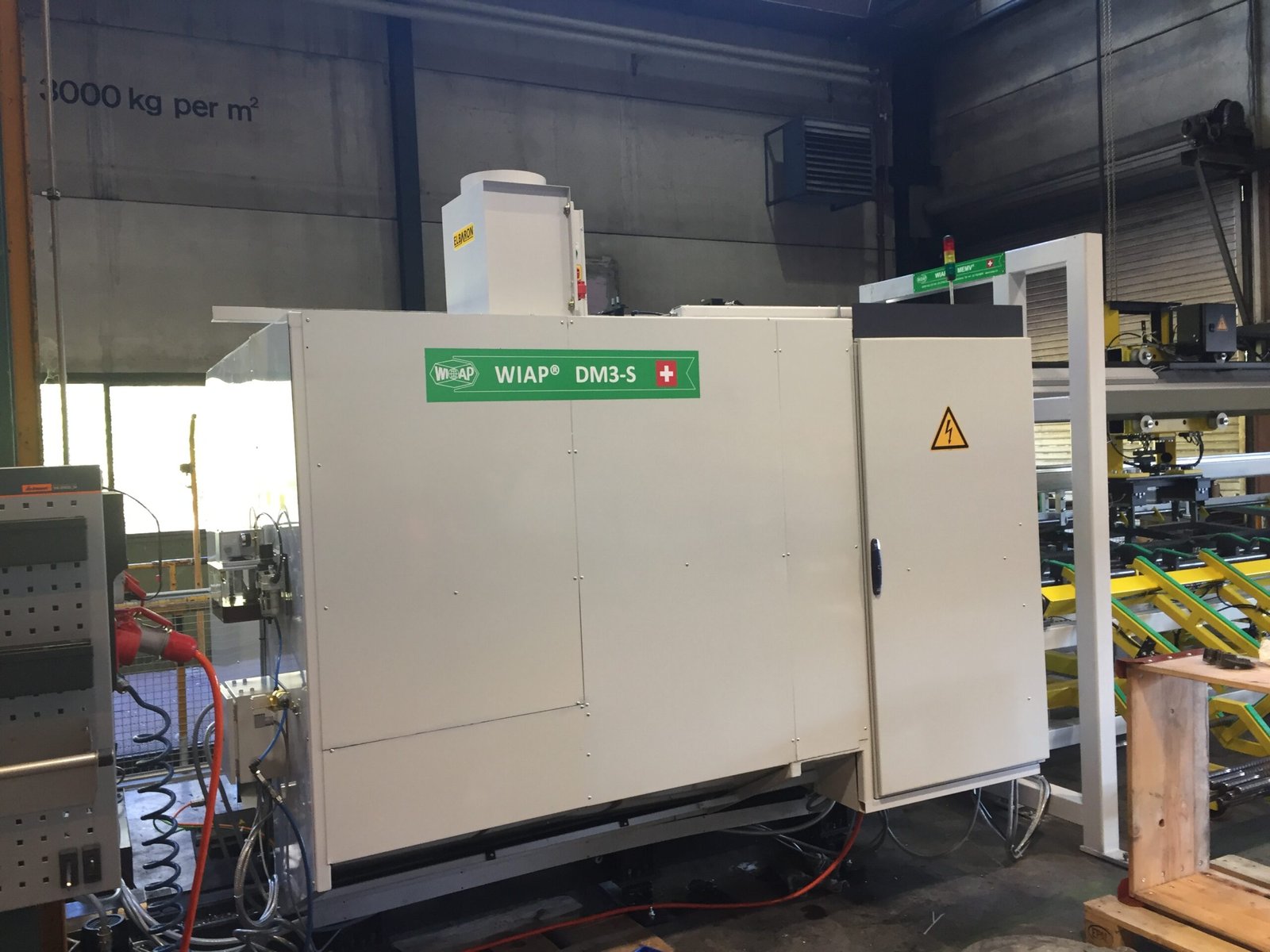 Bild 3: Ansicht von hinten der vollautomatisierten CNC-Werkzeugmaschine WIAP DM3S aus der Schweiz.