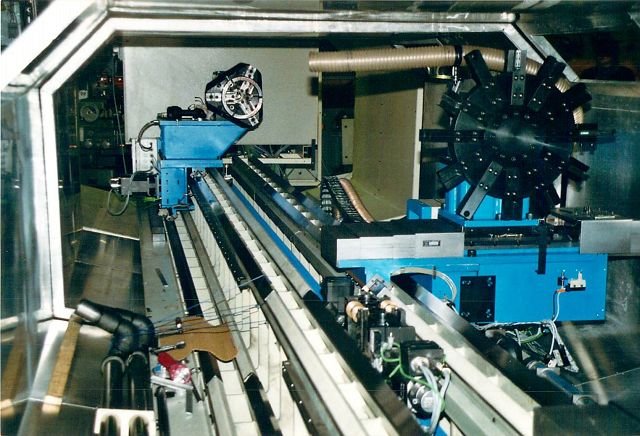 P1a: Die WIAP DM2 XA ist eine Sonderausführung mit 8 Führungsbahnen und 4 Schlitten, die kollisionsfrei aneinander vorbe