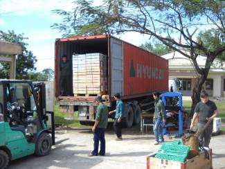 Bald ist der 40“-Container leer unsere Nr. 6 für Vietnam. Jede Lieferung kostet ca. 3600.dann die Verzollung und Importg