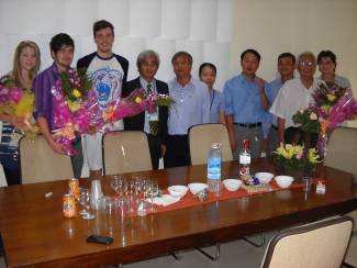 Treffen vor Lehrertagung.V.Rechts nach links, Iris Widmer, Hieu. Von Links nach rechts: Jessy, Sven, Jim und Schul Direk