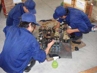 Auch eine Hydrauliktableau wird gereinigt für den Schulungsplatz. Alles Ware zum schulen aus der Realität