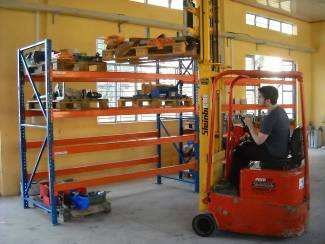 Hier im Raum 2 Halle 1, Machining, werden die Gestelle gefüllt mit der gereinigten Ware.
