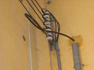 Dass die Schule die im Namen Mechanik und Elektrik hat noch solche Installationen hat ist schon sehr speziell. Da haben 