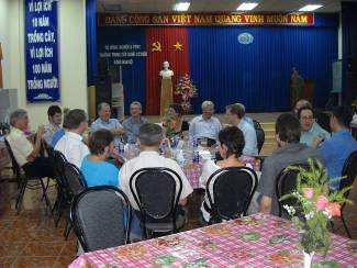 Schlusshock nach dem Essen es wurde viel gegessen der harte sitzlederstabile Schweizer Kern und wenige gewohnte Vietname