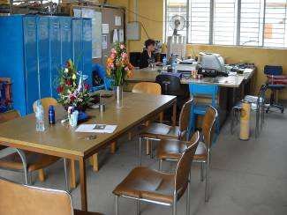 Raum 3b, unser Büro. Zur Zeit nur Lüfter.Wir versuchen ob wir es aushalten ohne Klimaanlage bis jetzt geht es gut. Const