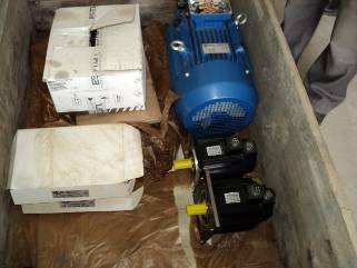 Hier haben wir den 5,5 KW Spindelmotor, sowie 2 Vorschubmotoren , die lassen wir gleich einmal im Palett drehen.