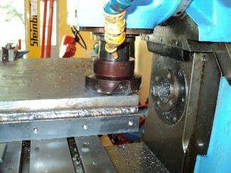 Und der schöne Hartmetall Fräser 90 mm kommt schon vom Fleck.