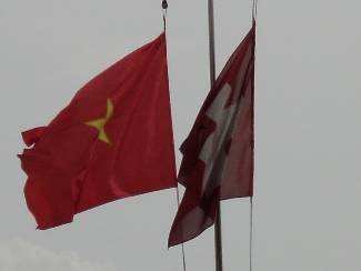 Hier die Vietnam und Schweizer Flagge. Letzte Woche hat Vietnam die Fahne kurz runter genommen und sie angepasst, damit 