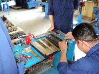 An der neuen Maschine Wiap DM2S montieren wir jetzt anstelle Kunststoffbeläge, Messing. Weil wir hier in Vietnam viel St