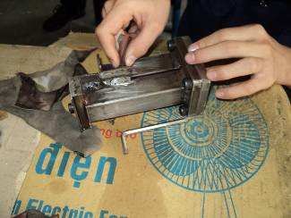 Wie schön wäre es, die Sandstrahlkabine zu benutzen. Aber wir warten noch ein wenig, damit sie ja das Fingerspitzengefüh