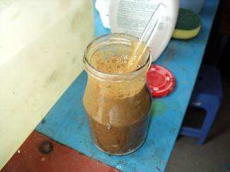 OK machen wir die Seife selber. Sand und Abwaschmittel, das man in 5 Liter Kannen kaufen kann für ca. 3 CHF, dazu und fe