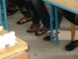 Wären wir jetzt eine reine Vietnam Schule, würden unsere Lehrlinge alle mit solchen Schuhen rumlaufen!. Ob ein Zehe mehr