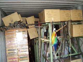 Wieder ein Container, unser Nr. 8, ist unterwegs nach Vietnam. Am 25 .10 soll er ankommen. Auch ein 2 Tonnen Kran ist da