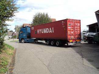 Das ist der Container , 12 Meter lang, der ab Safenwil nach Vietnam kommt. 180000 Gesichtsmasken sind mit dabei, die wir